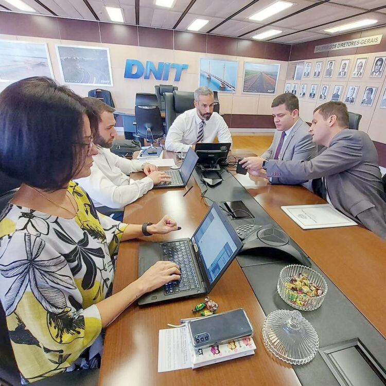 Lideranças políticas apresentam ao DNIT projetos de melhorias no trevo de acesso ao município