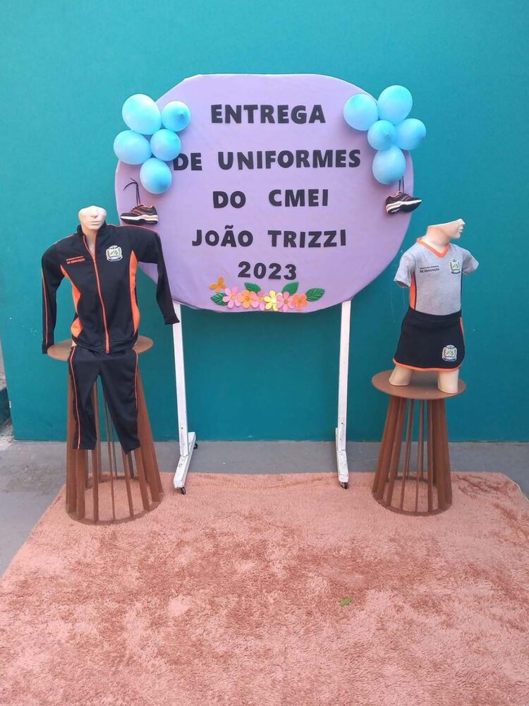 Prefeitura entrega uniformes para alunos da Rede Municipal de Ensino