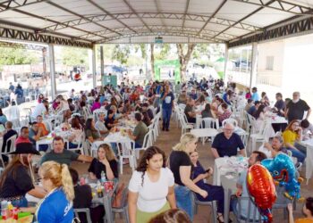 Moradores e turistas comemoram o Dia  do Padroeiro com muita fé e em família