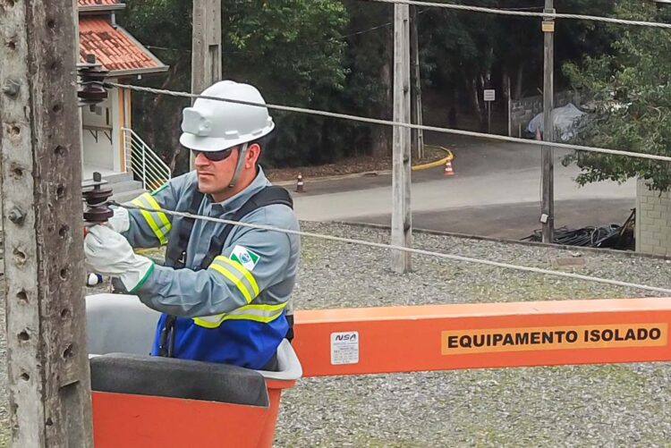 Capacete da Copel com sensor que garante mais segurança gera primeiros royalties