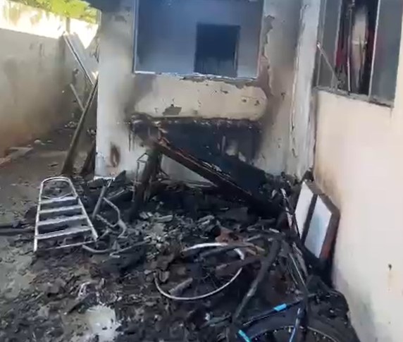 Criança brinca com isqueiro e ateia fogo em residência no Jardim Simone
