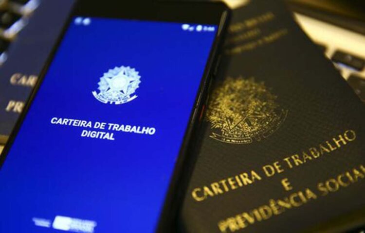 Desemprego cai a 8,3%, menor nível desde 2015