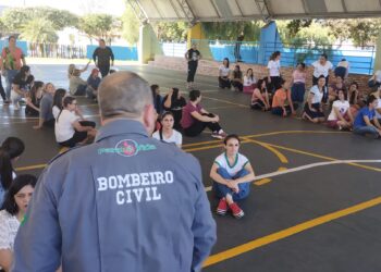 Alunos e professores de Marilena participam treinamento de prevenção de incêndios