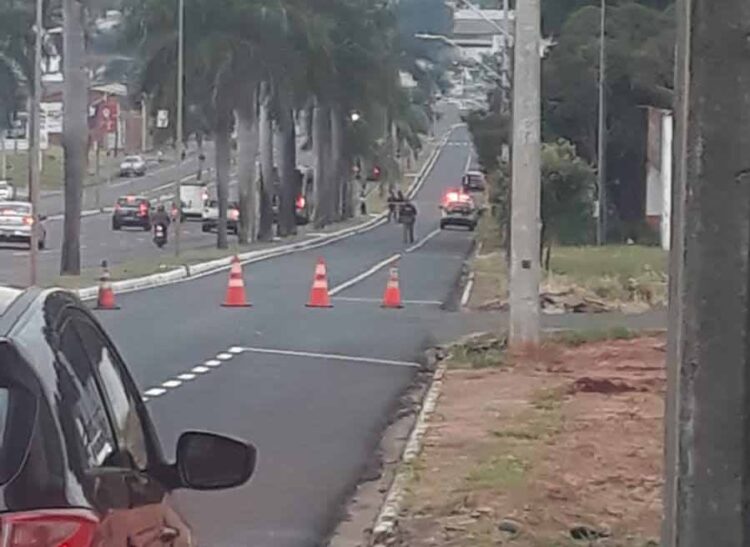 Motociclista passa mal, cai na pista e morre a caminho do trabalho