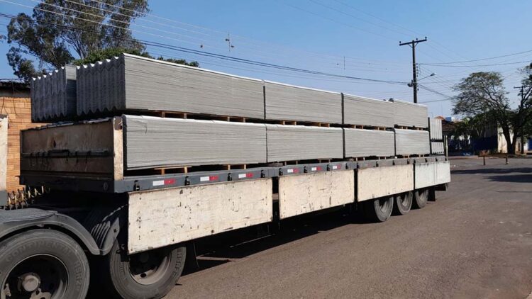 Prefeitura de Alto Paraná distribui telhas para famílias atingidas pelo temporal de domingo