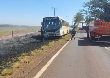 Posto de Brigada Comunitária é acionado para  combater incêndio em ônibus escolar na PR  557
