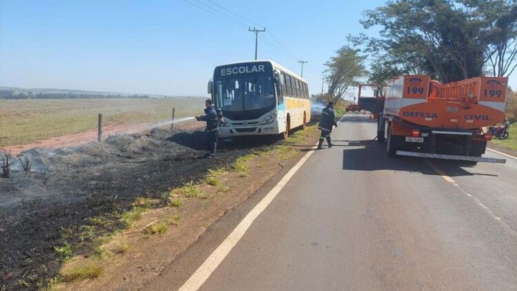 Posto de Brigada Comunitária é acionado para combater incêndio em ônibus escolar na PR 557
