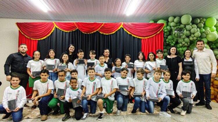 Prefeitura distribui tablets para alunos da Rede Municipal de Ensino