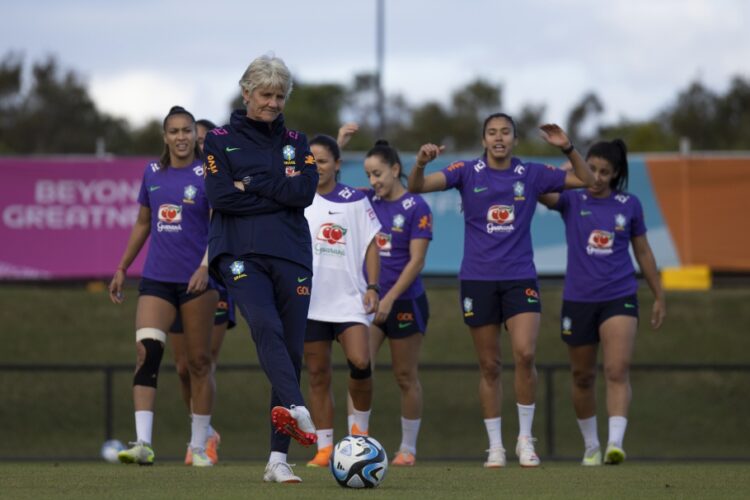 Antes de jogo decisivo na Copa,  Pia diz que trabalho na seleção está no começo