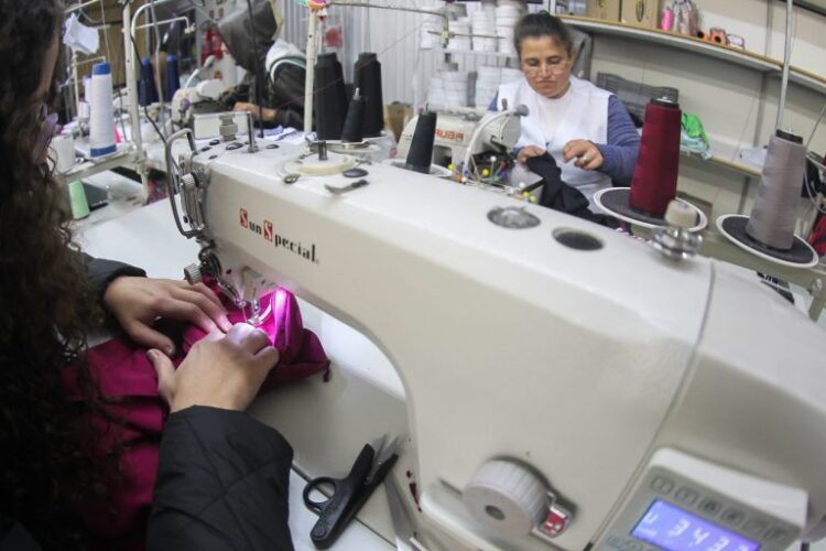 Ritmo de contratações na indústria desacelera no primeiro semestre