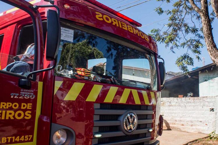 Kombi pega fogo e fica parcialmente destruída, em Paranavaí