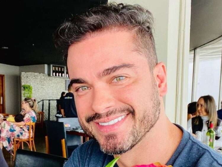 Ator Sidney Sampaio aparece em cafeteria com amigos um mês após cair de hotel