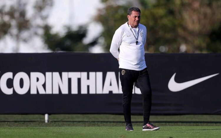 Santos balança com Luxemburgo livre, mas vitória deve tornar interino um efetivo