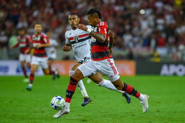 Flamengo vê assédio do mercado enquanto  decide esperar final por renovações