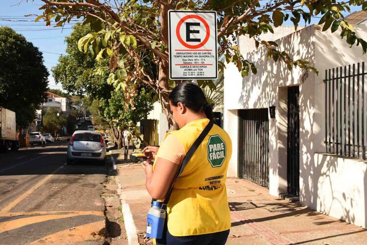 Vereadores questionam ampliação do horário  de cobrança do estacionamento rotativo
