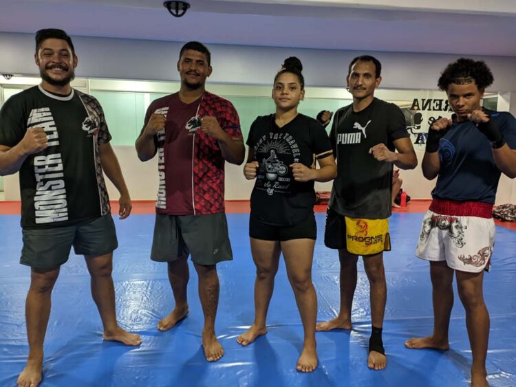 Lutadores de Paranavaí vendem rifas para custeio de despesas em competição