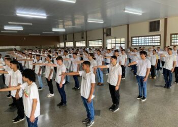 Jovens participam de cerimônia para dispensa do Serviço Militar