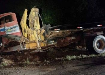 Dois homens ficam feridos após colidir contra árvore na PR-567