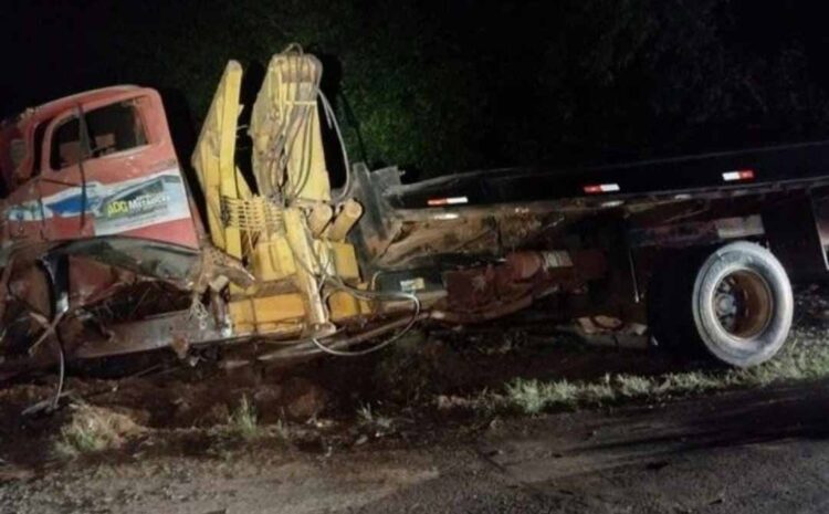 Dois homens ficam feridos após colidir contra árvore na PR-567