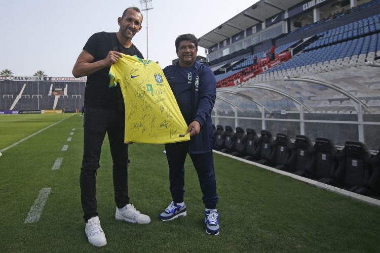 Ídolo no Peru, atacante prevê jogo duro para o Brasil