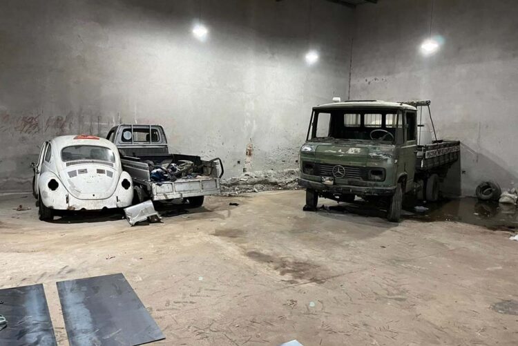 PM descobre barracão utilizado como desmanche e recupera veículos