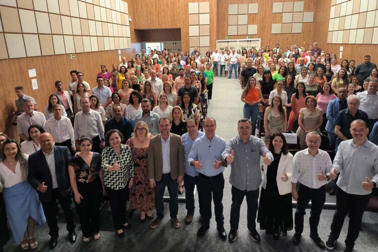 Saúde apresenta cadernetas de idosos, gestantes e crianças