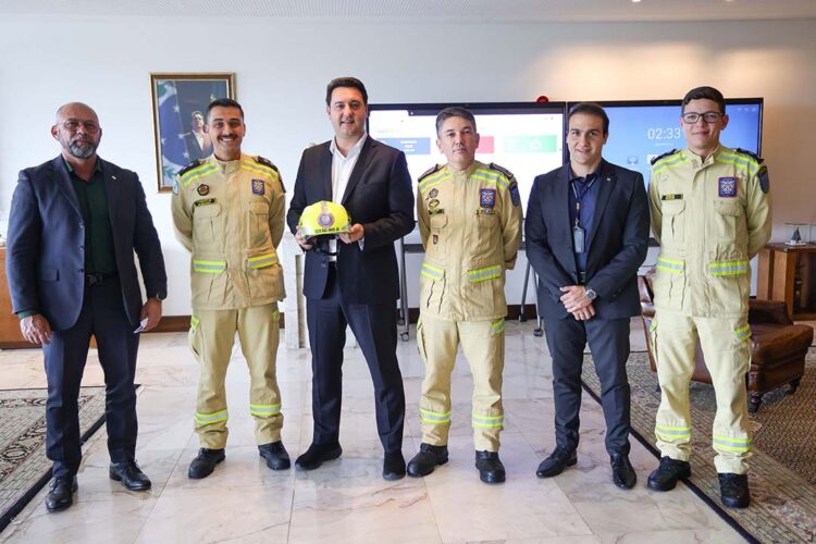 Governador recebe bombeiro paranaense que combateu incêndios florestais no Canadá