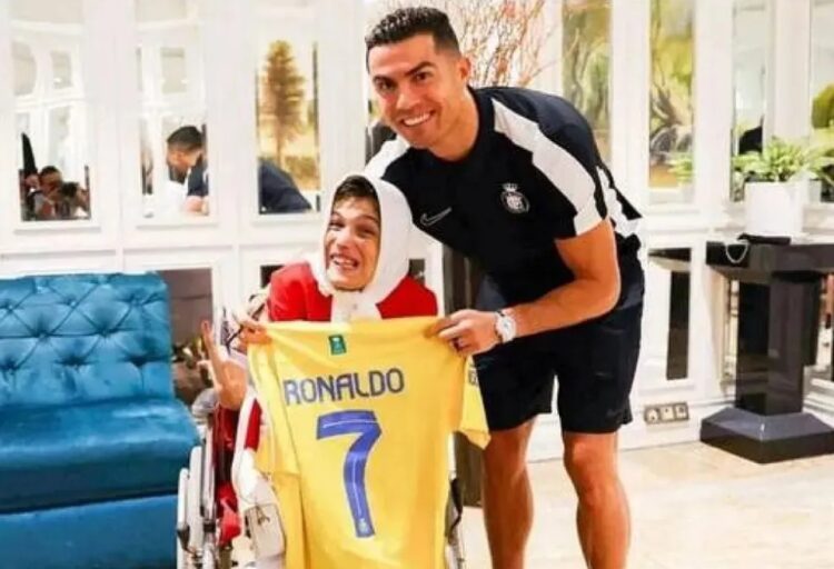 Cristiano Ronaldo pode ser condenado a 100 chibatadas no Irã por abraçar artista