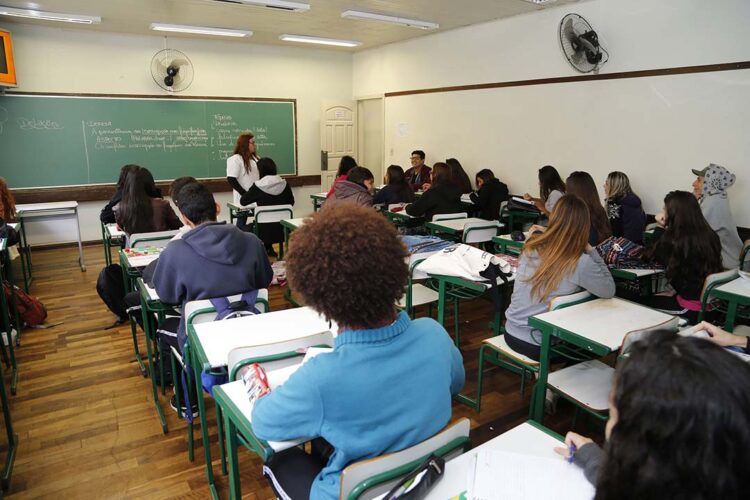Educação prevê mais de 300 psicólogos e assistentes sociais