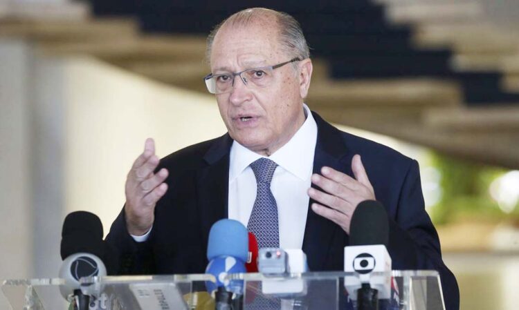 Comitiva em Manaus anuncia obras de dragagem e reforço de brigadistas