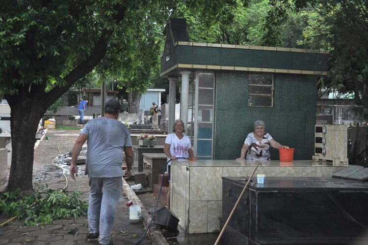Hoje é o último dia para fazer a manutenção  de túmulos no Cemitério Central de Paranavaí