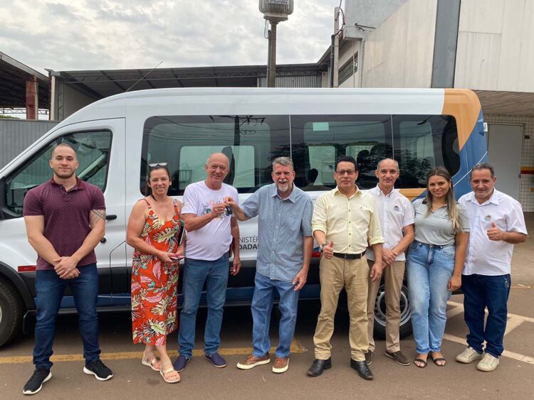 Prefeito de Paraíso do Norte entrega van para o Revapar
