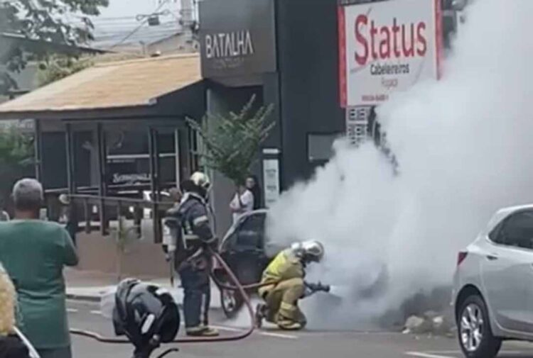 Veículo pega fogo e fica parcialmente destruído, em Paranavaí