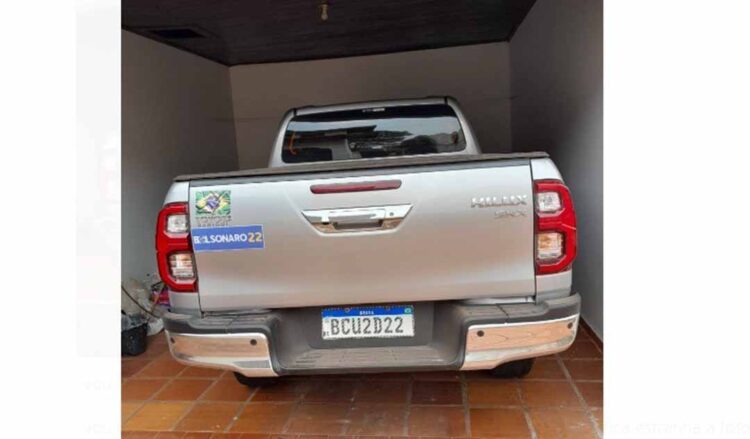 Idoso é feito refém e tem caminhonete roubada em assalto