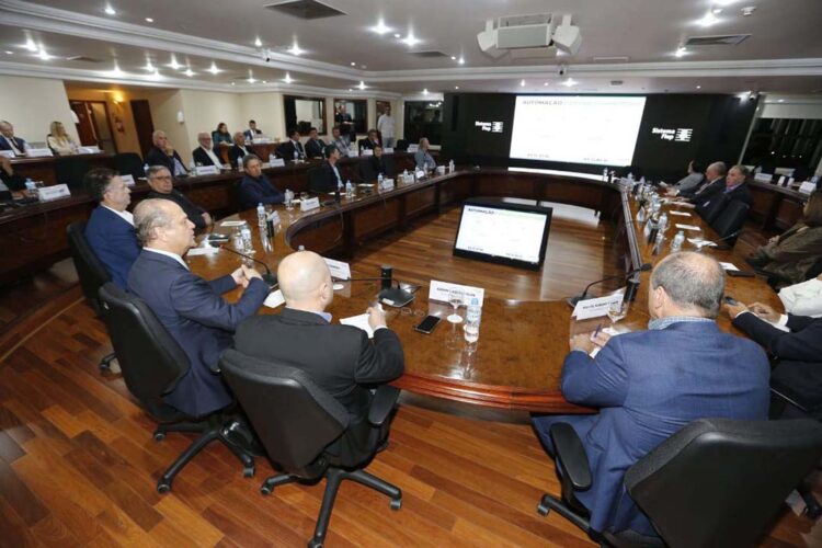 Estado apresenta plano para a indústria à nova diretoria da Fiep