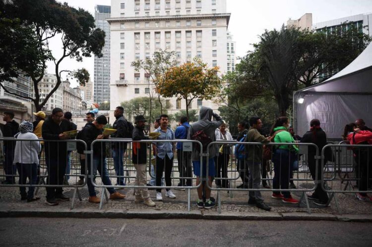 Desemprego recua a 7,7%, menor para o terceiro trimestre desde 2014