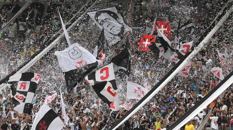 Torcida do Vasco ‘invoca’ vascaínos ilustres  em mosaico 3D contra América