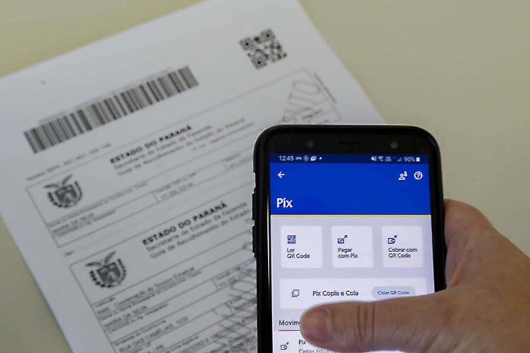 Contribuinte paranaense pode pagar o IPVA por meio de pix em 800 instituições financeiras