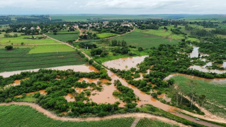 Cheia dos rios causa prejuízos e transtornos