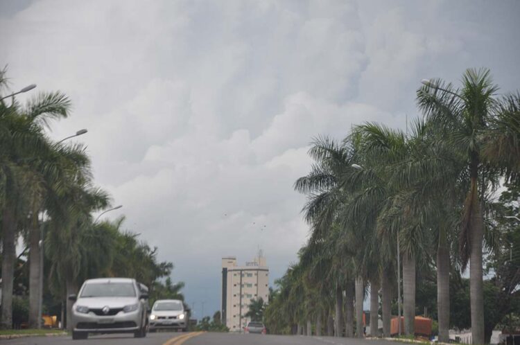 Simepar prevê feriado com céu parcialmente  nublado e pancadas de chuva em Paranavaí