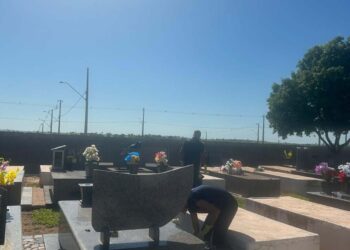 Limpeza do Cemitério seguiu por toda a manhã  dessa segunda-feira. Objetivo é barrar a dengue