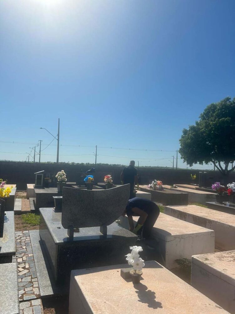 Limpeza do Cemitério seguiu por toda a manhã  dessa segunda-feira. Objetivo é barrar a dengue