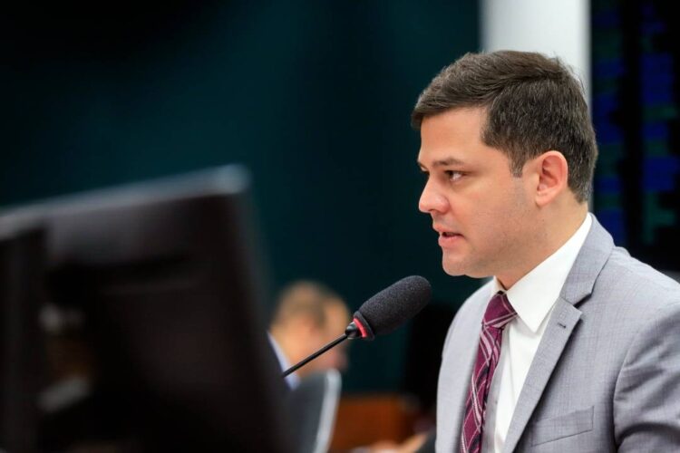 Tião Medeiros apresenta PL que determina  o repasse de 5% aos institutos médicos legais