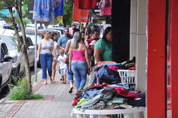 Comércio, mercados, bancos e serviços públicos:  o que abre e o que fecha em Paranavaí no feriado