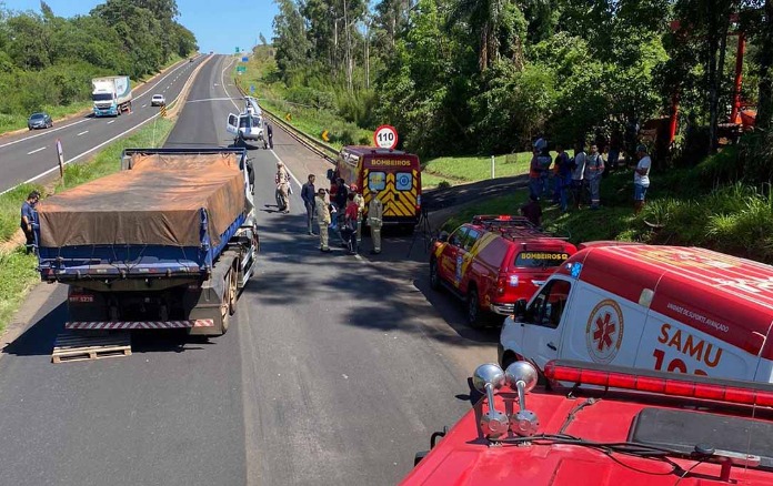 Acidente entre dois caminhões deixa homem preso às ferragens
