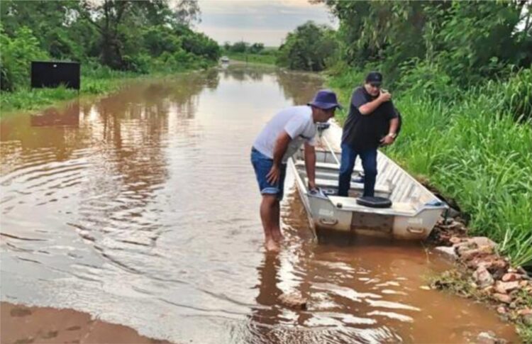 Rios transbordam e moradores de Mirador precisam usar barcos para sair da cidade