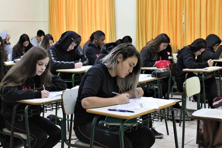 Alunos afetados pelas chuvas no Paraná podem solicitar reaplicação das provas do Enem