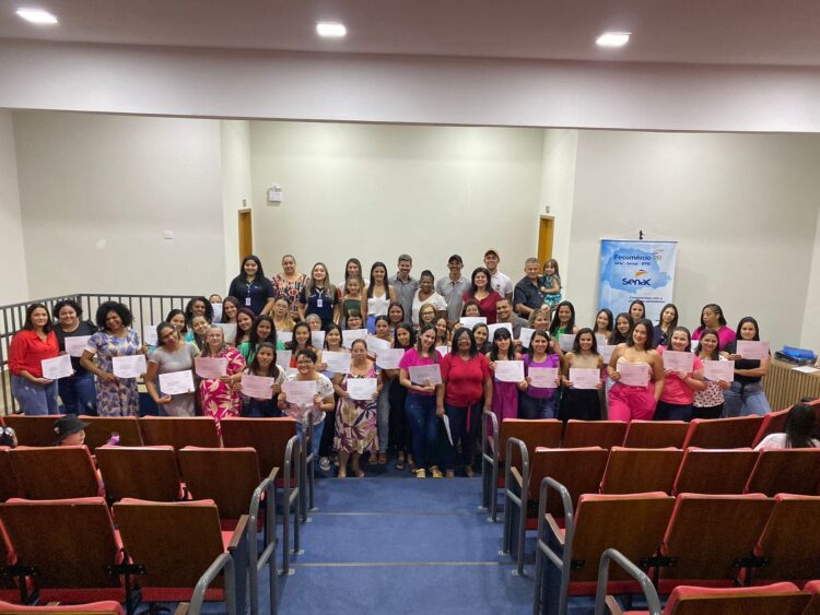 Prefeitura de Terra Rica entrega diplomas para alunos de cursos profissionalizantes