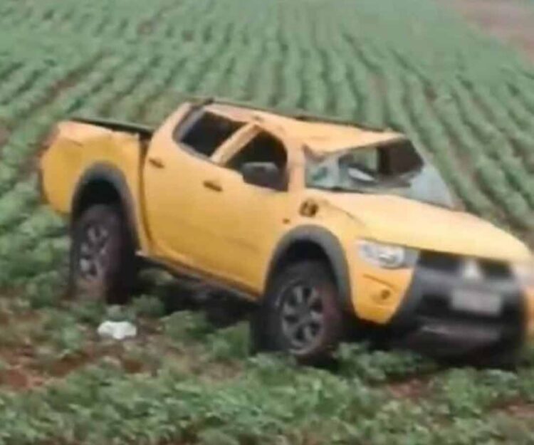 Caminhonete colide com caminhão e capota na PR-323