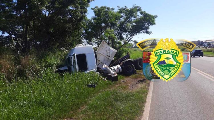 Caminhão com quase 18 mil cigarros contrabandeados tomba na PR-323